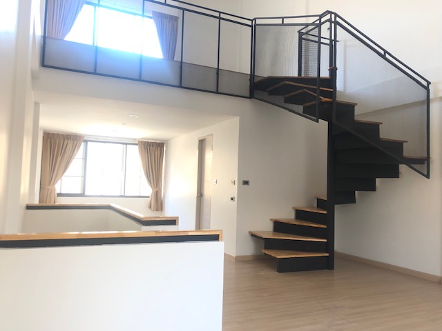 (RENT OR SELL )SPACIOUS 3 AND HALF STOREY� FURNISHED TOWNHOME IN LOFT MODERN STYLE , 3 BED 3 BATH FOR RENT ON CHAENGWATTANA� DISTRICT. �����Һ�ҹ��������ѧ (��¶��ʹ�) 3 ��� �������� LOFT MODER