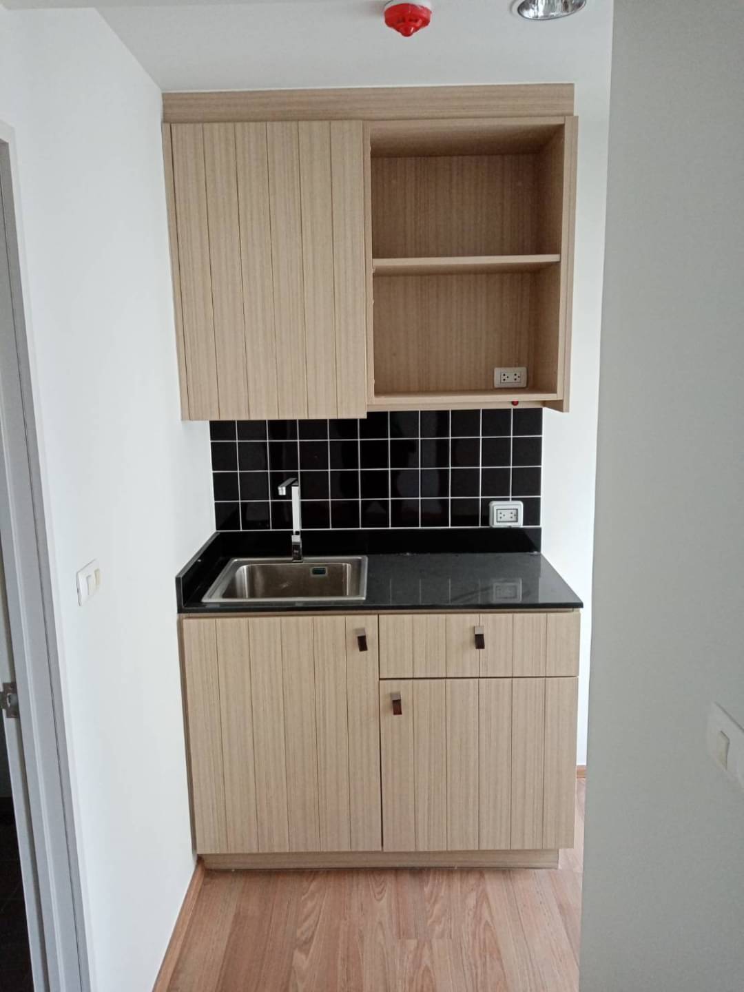 Unio sukhumvit 72 near BTS bearing