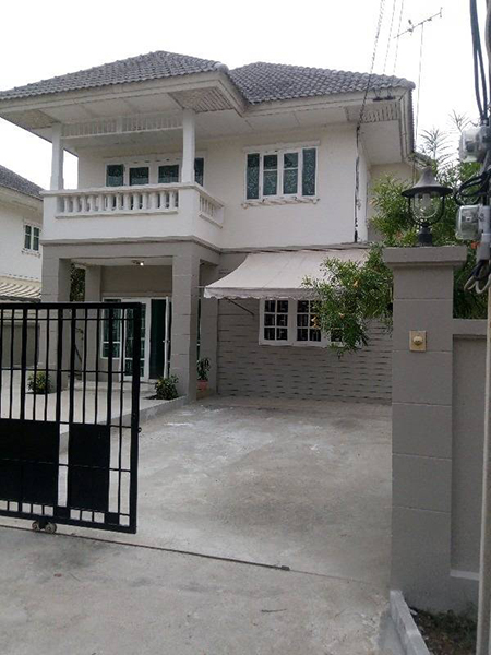 ให้เช่าบ้านเดี่ยว หมู่บ้านโอเรียลเทลเฮ้าส์ นนทบุรี เลี้ยงสัตว์ได้ จอดรถหลายคัน โทร 063 447 0001 ให้เช่าบ้านเดี่ยว หมู่บ้านโอเรียลเทลเฮ้าส์ นนทบุรี เลี้ยงสัตว์ได้ จอดรถหลายคัน โทร 063 447 0001