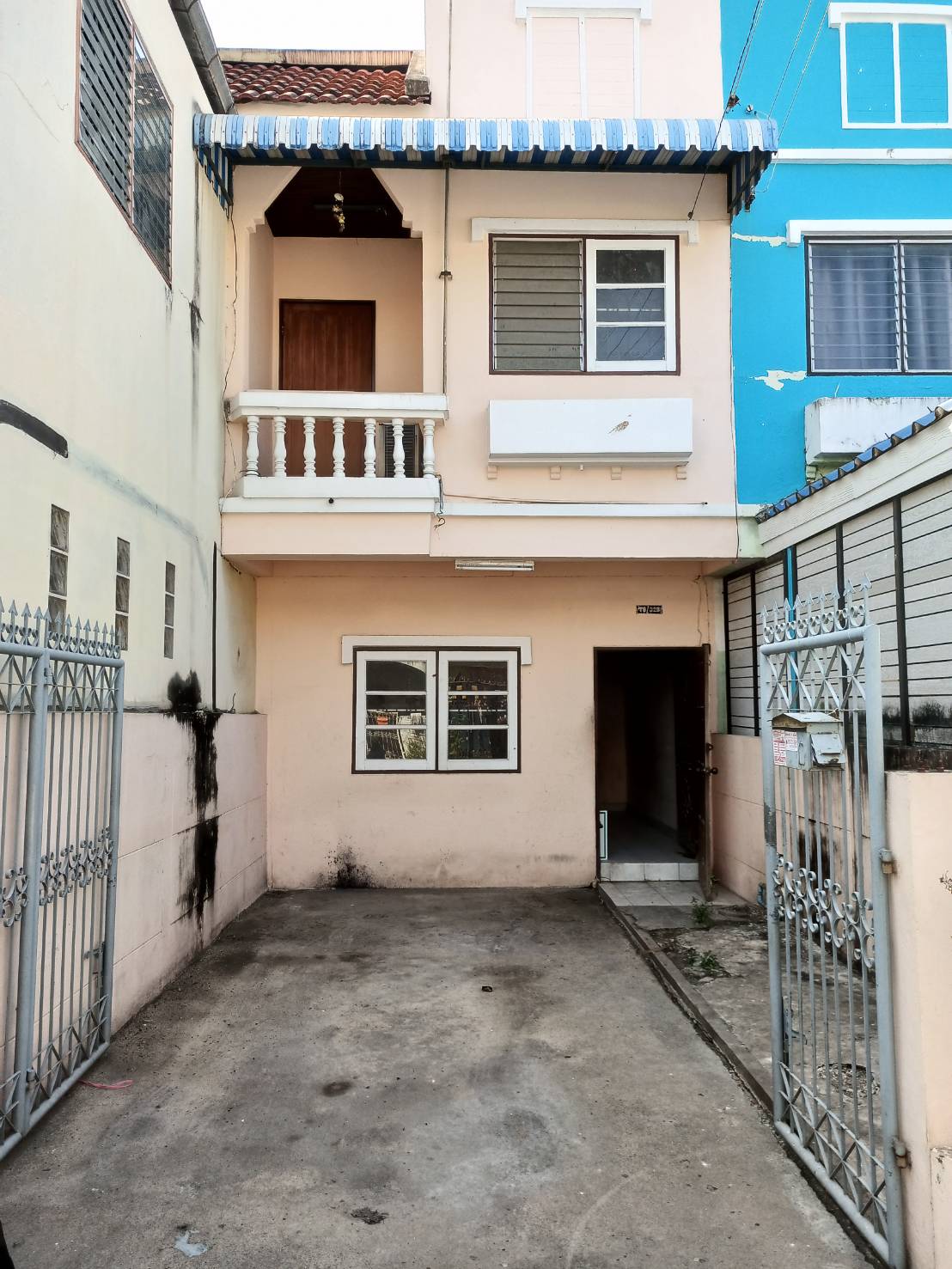 ขายถูก ขายด่วนทาวน์เฮ้าส์ 16 ตร.ว. หมู่บ้านปรีชา 11 ซอยรามอินทรา 123 ใกล้โรงเรียนเศรษฐบุตรบำเพ็ญ อนาคตใกล้รถไฟฟ้า ติดถนนเมนหลักรามอินทรา ขายถูก ขายด่วนทาวน์เฮ้าส์ 16 ตร.ว. หมู่บ้านปรีชา 11 ซอยรามอินทรา 123 ใกล้โรงเรียนเศรษฐบุตรบำเพ็ญ อนาคตใกล้รถไฟฟ้า ติดถนนเมนหลักรามอินทรา