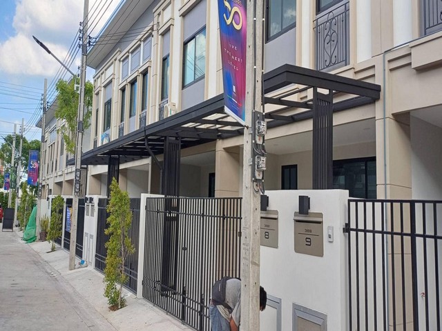 ให้เช่าทาวน์โฮม 2 ชั้น 4 ห้องนอน แกรนด์เวโรน่า รามคำแหง-ร่มเกล้า ให้เช่าทาวน์โฮม 2 ชั้น 4 ห้องนอน แกรนด์เวโรน่า รามคำแหง-ร่มเกล้า