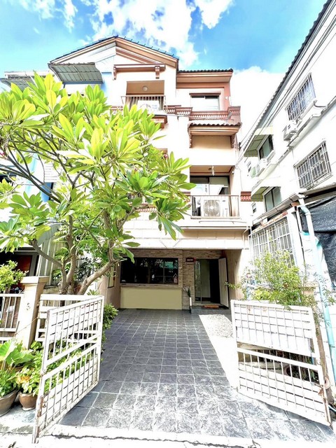 ขายทาวน์โฮม 3 ชั้นหลังมุม บ้านกลางเมือง เหม่งจ๋าย - ลาดพร้าว 80 ขายทาวน์โฮม 3 ชั้นหลังมุม บ้านกลางเมือง เหม่งจ๋าย - ลาดพร้าว 80