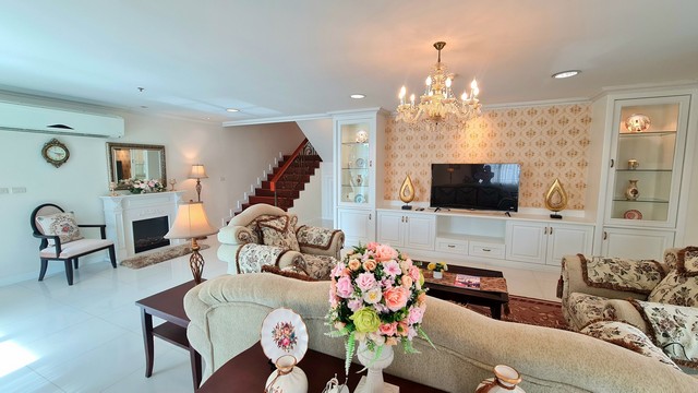 ให้เช่า Luxury 4-Bedroom Duplex Penthouse ในสุขุมวิท 39 บนชั้น 20 ให้เช่า Luxury 4-Bedroom Duplex Penthouse ในสุขุมวิท 39 บนชั้น 20