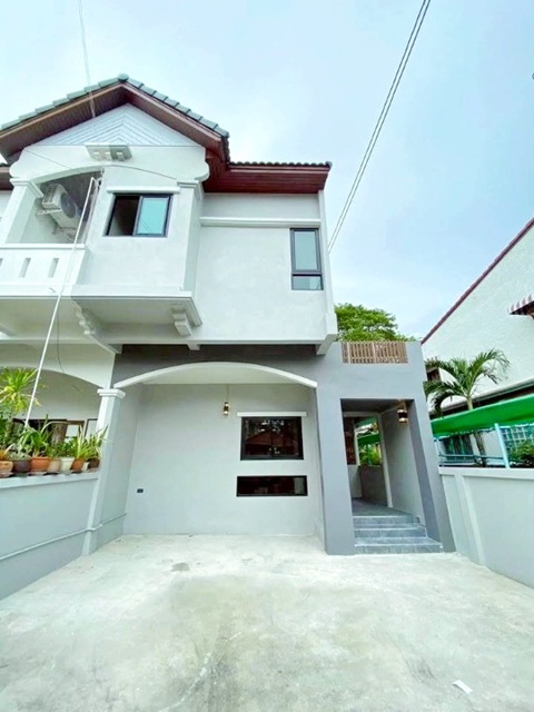 พร้อมเฟอร์ฯ MRTหัวหมาก รพ.รามคำแหง 400ม. ทาวน์โฮม 2ชั้น 27ตร.วา. พร้อมเฟอร์ฯ MRTหัวหมาก รพ.รามคำแหง 400ม. ทาวน์โฮม 2ชั้น 27ตร.วา.