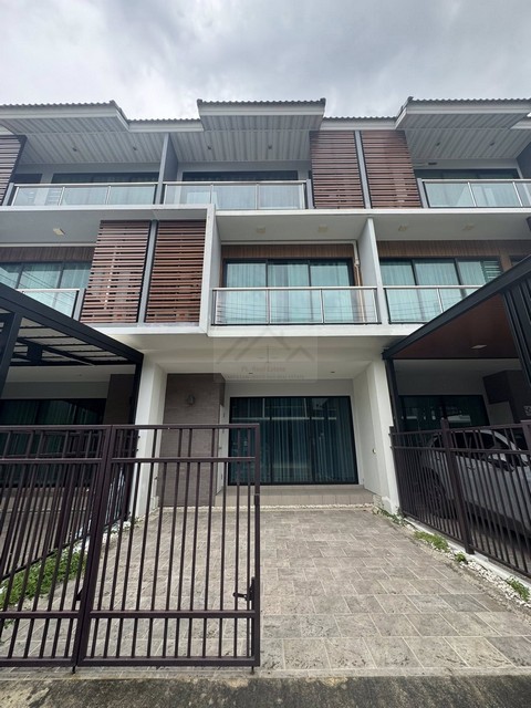 ขายทาวน์โฮม 3 ชั้น 181ตรม ศุภาลัย เอสเซ้นส์ ลาดพร้าว107 ไม่เคยเข้ ขายทาวน์โฮม 3 ชั้น 181ตรม ศุภาลัย เอสเซ้นส์ ลาดพร้าว107 ไม่เคยเข้