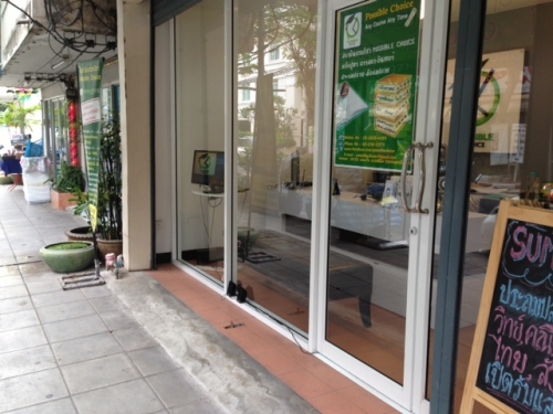 Lease  Shop (open Internet presently)  (2 shop house 3 storey on Conner  at Ram Kham Heang Road 